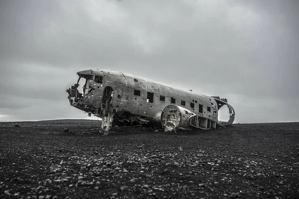 Elhagyott Katonai Autó Sivatagban — Stock Fotó