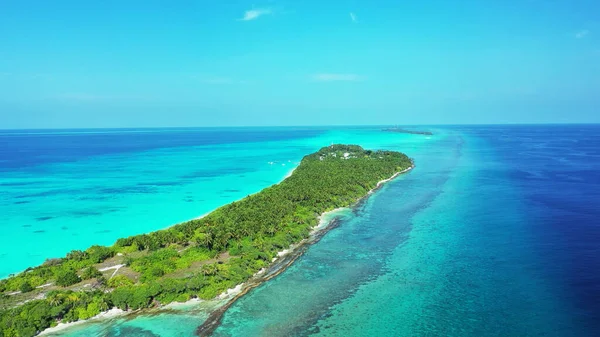 Hermosa Playa Tropical Con Mar Cielo Azul —  Fotos de Stock