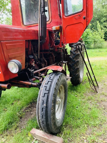 Starý Červený Traktor Poli — Stock fotografie