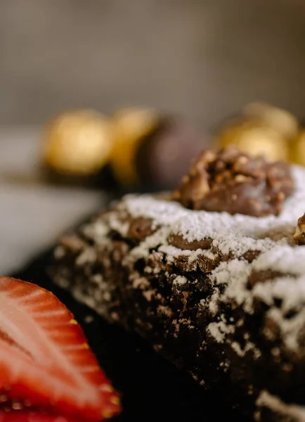 木の背景にナッツとイチゴのチョコレートケーキ — ストック写真