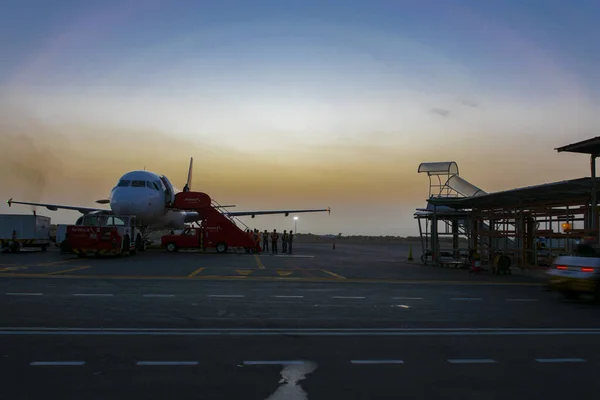 空港の飛行機は — ストック写真