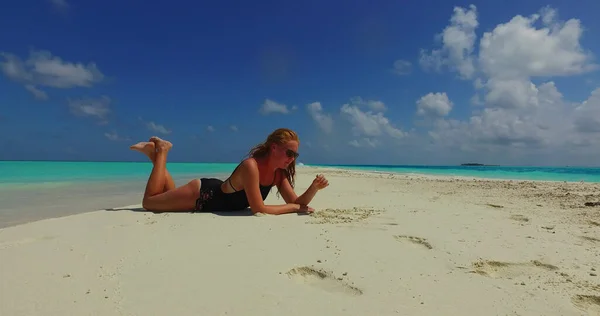 Bella Giovane Donna Bikini Bianco Sulla Spiaggia — Foto Stock