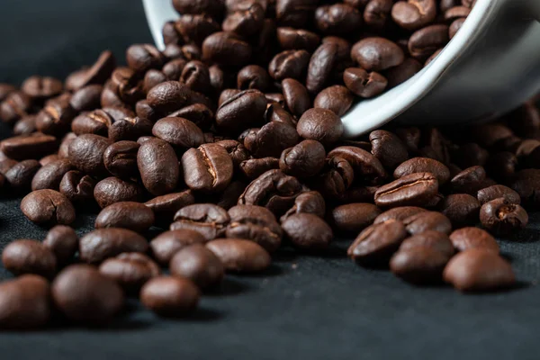 Siyah Arka Planda Kavrulmuş Kahve Çekirdekleri — Stok fotoğraf