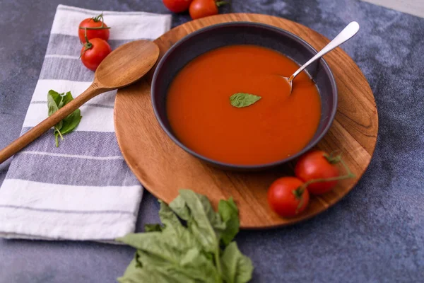 Tomatensuppe Mit Frischem Gemüse Auf Dunklem Hintergrund Ansicht Von Oben — Stockfoto