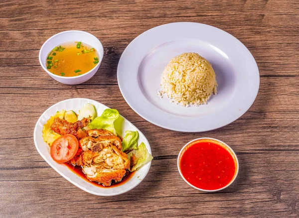 Makanan Thai Daging Babi Goreng Dengan Nasi Dan Sayuran — Stok Foto