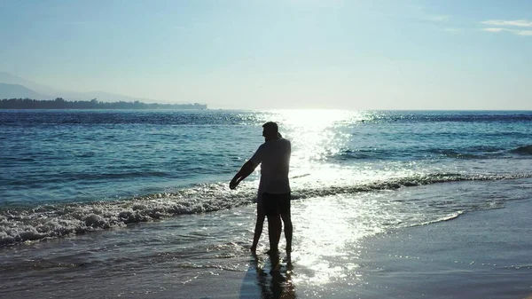 Homem Caminhando Praia — Fotografia de Stock