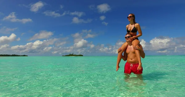 Szczęśliwa Para Plaży Malediwach — Zdjęcie stockowe