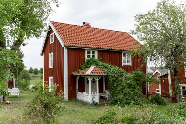 Holzhaus Grünen Auf Naturhintergrund — Stockfoto