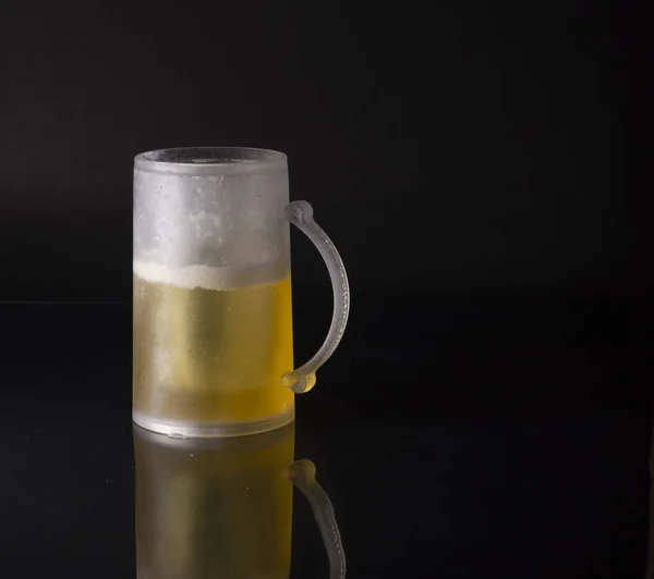 Szklanka Piwa Czarnym Tle — Zdjęcie stockowe
