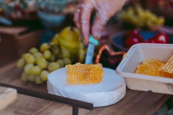 Sýr Olivy Dřevěné Desce — Stock fotografie