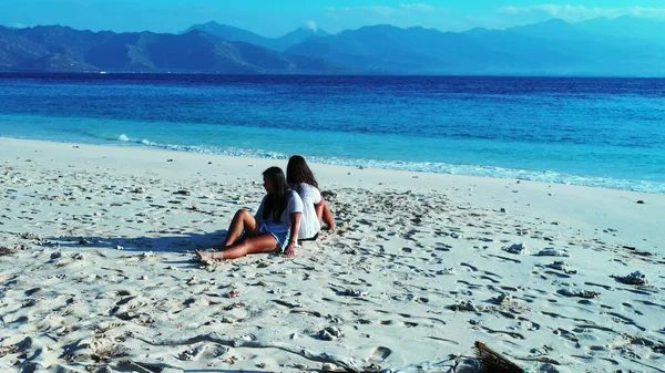 Coppia Sulla Spiaggia Mare — Foto Stock