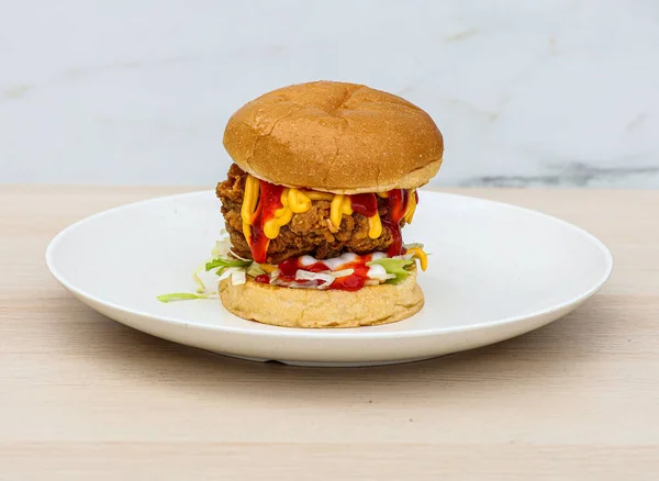 Burger Hovězím Masem Rajčaty Sýrem Bílém Talíři — Stock fotografie