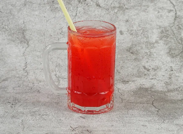 Glas Roter Saft Mit Strohhalm Auf Grauem Hintergrund — Stockfoto