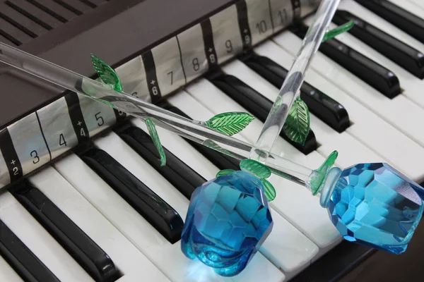 Närbild Piano Med Glas Blommor Bakgrunden — Stockfoto