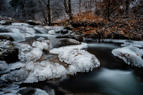 Красивий Краєвид Річкою Снігом — стокове фото