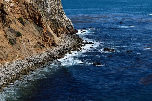 地中海の岩だらけの海岸で — ストック写真