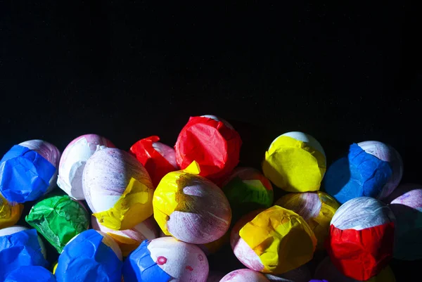 Kleurrijke Pasen Eieren Een Zwarte Achtergrond — Stockfoto