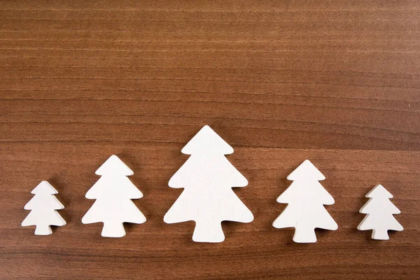 Ahşap Arka Plan Üzerinde Noel Ağaçları — Stok fotoğraf
