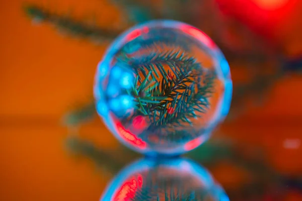 Красочные Рождественские Шары Стеклянном Шаре — стоковое фото
