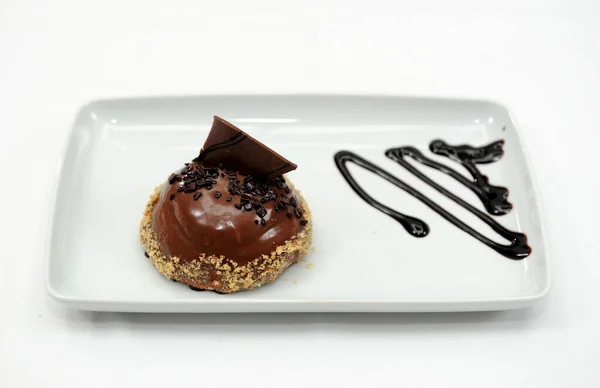 Шоколадный Торт Сливками Карамельным Соусом — стоковое фото