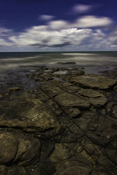 Schöner Blick Auf Das Meer Vor Naturkulisse — Stockfoto