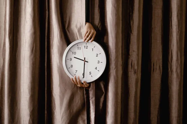 Nahaufnahme Der Zeiger Eines Mannes Der Eine Uhr Hält — Stockfoto