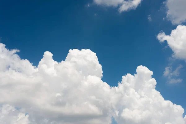 Langit Biru Dengan Awan Putih Latar Belakang Alam — Stok Foto