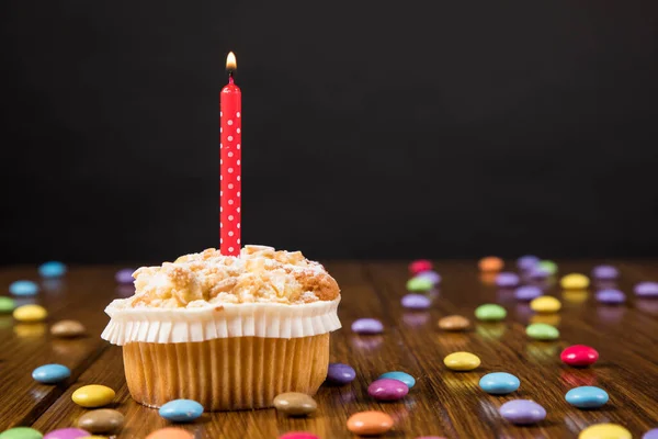 Cupcake Aniversário Com Vela Fundo Escuro — Fotografia de Stock