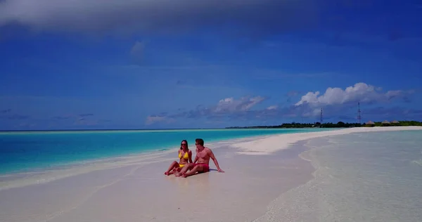 在海滩上的一对快乐的夫妇在沉没 — 图库照片