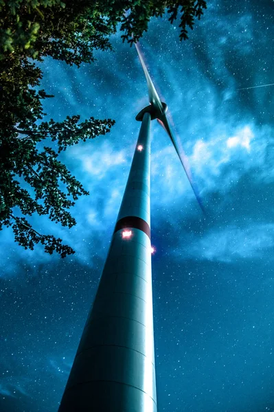 自然背景下蓝天风力涡轮机 — 图库照片
