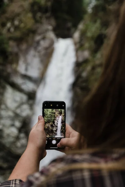 Женщина Фотографирует Горный Водопад Лесу — стоковое фото
