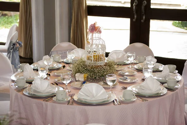 Hochzeitstisch Mit Weißen Und Blauen Tellern — Stockfoto