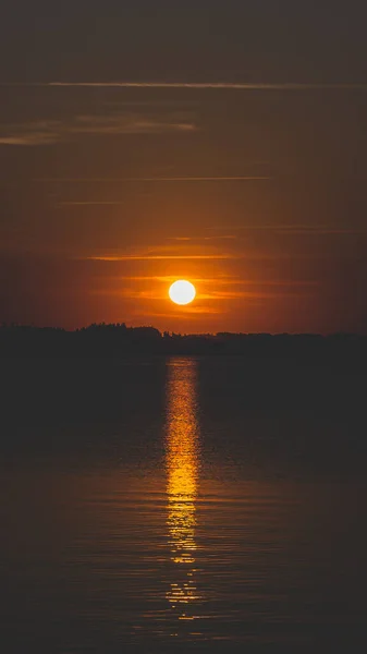 湖の上の美しい夕日を背景に — ストック写真