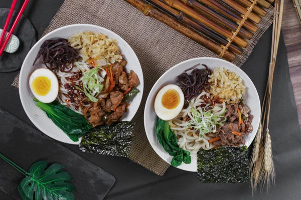 Uma Foto Culinária Macarrão Com Legumes — Fotografia de Stock