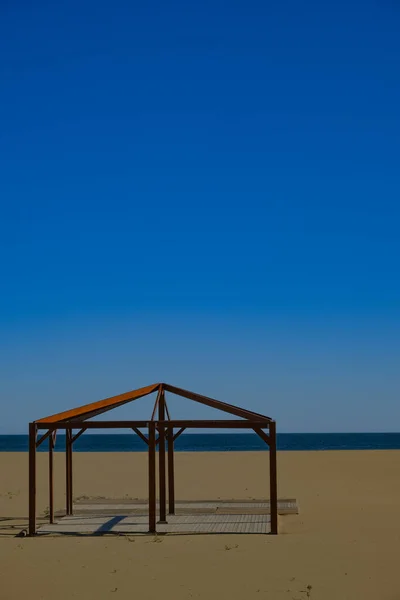 Mavi Gökyüzü Olan Boş Bir Sahil — Stok fotoğraf