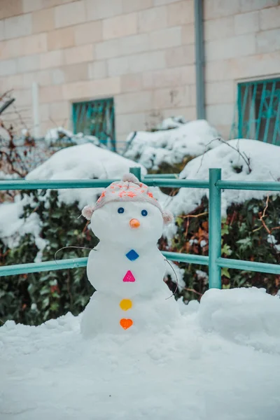 雪の中の雪だるま — ストック写真