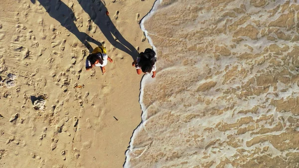 Pessoas Andando Praia — Fotografia de Stock