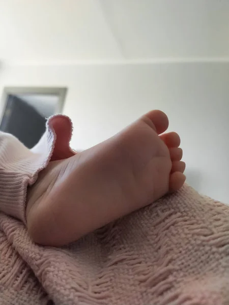 Bebek Ayakları Yatağın Üstünde — Stok fotoğraf