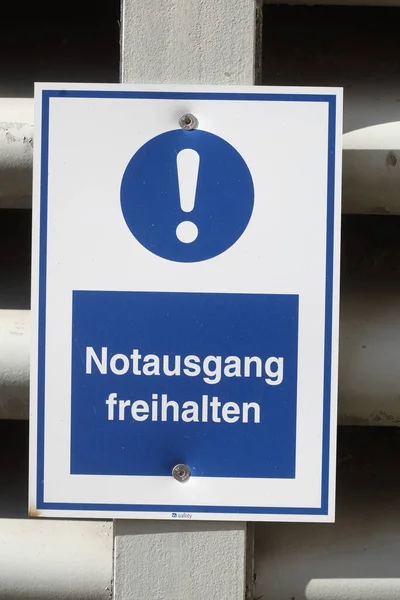 변방에 사람들의 도시에 경고의 표징이 나타나 — 스톡 사진