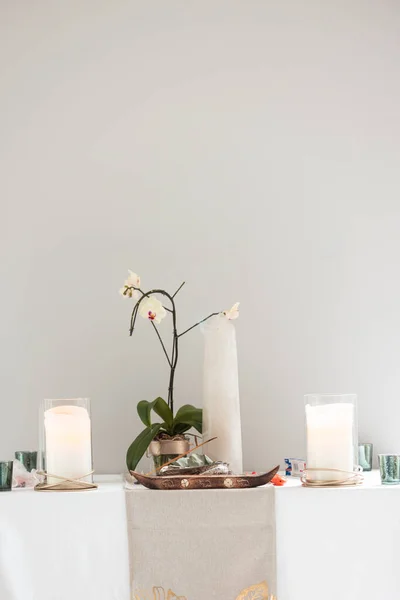 Όμορφο Λευκό Δωμάτιο Πολυτελείας Εσωτερικό Λουλούδια Και Κεριά — Φωτογραφία Αρχείου