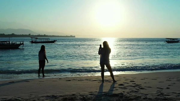 Silhouette Una Coppia Sulla Spiaggia — Foto Stock