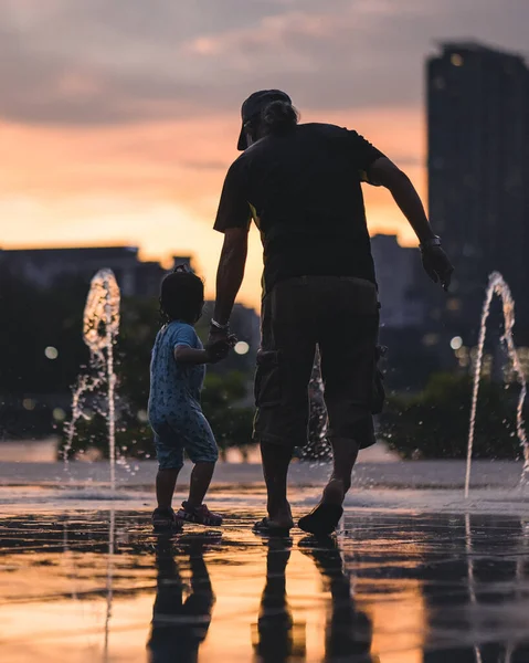 Vater Und Sohn Spielen Bei Sonnenuntergang Mit Wasser — Stockfoto