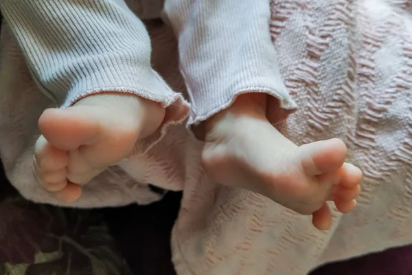 Gros Plan Des Pieds Bébé Sur Fond Blanc — Photo