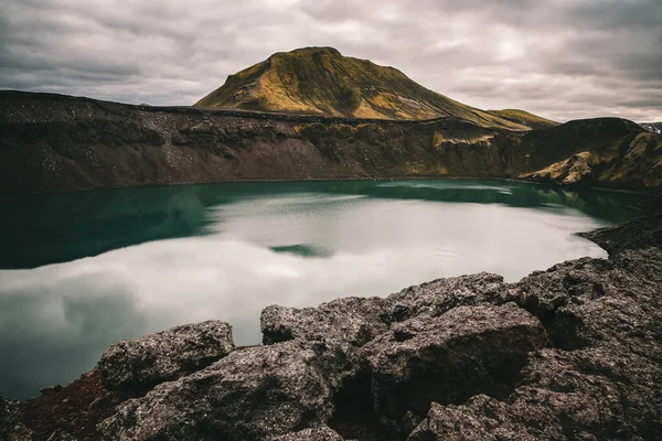 雲と青空が広がる美しい山の湖 アイスランド — ストック写真