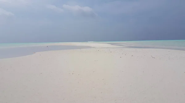 Biała Piaszczysta Plaża Błękitnym Niebem — Zdjęcie stockowe