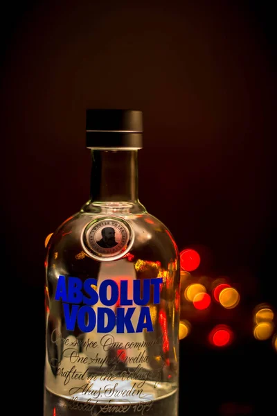 Bebida Alcoólica Uma Garrafa Vidro Fundo Preto — Fotografia de Stock