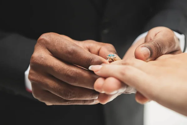 Nahaufnahme Männlicher Hände Mit Kleinem Ring Mit Diamantringen Auf Dem — Stockfoto