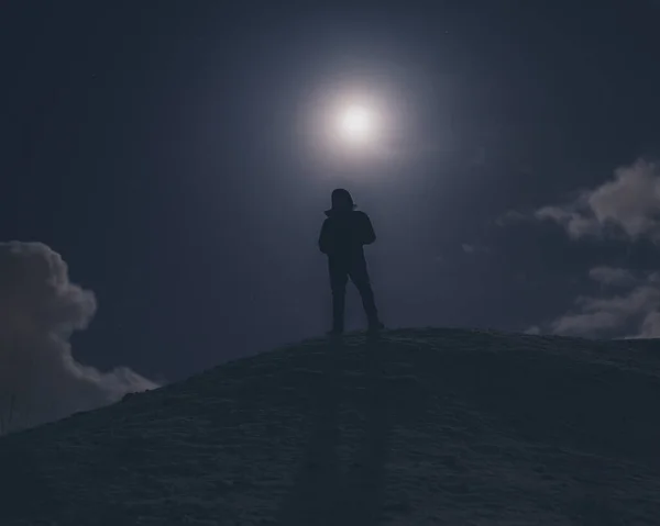 Silhouette Eines Mannes Mit Rucksack Vor Dem Hintergrund Der Berge — Stockfoto