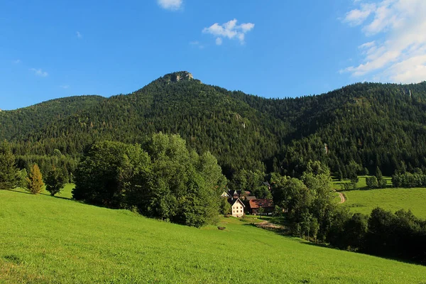 Schöne Landschaft Mit Einem Bergdorf — Stockfoto