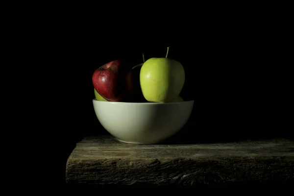 Rote Äpfel Auf Schwarzem Hintergrund — Stockfoto